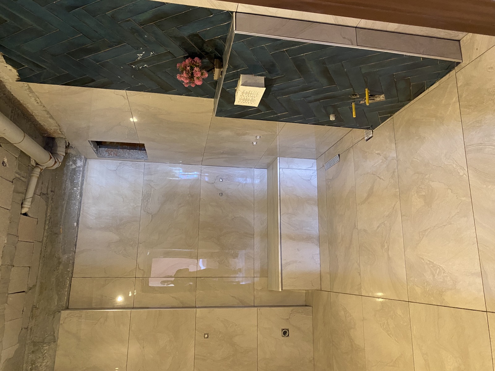Mersin banyo seramik döşeme: krem mermer desenli büyük ebat fayans ve petrol mavisi herringbone desen uygulaması